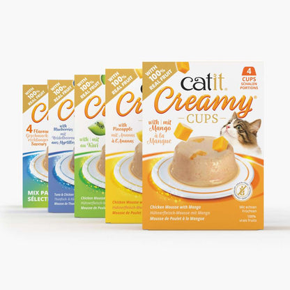 Die Verpackungen der verschiedenen Geschmackssorten der "Catit Creamy Cups" stehen nebeneinander.