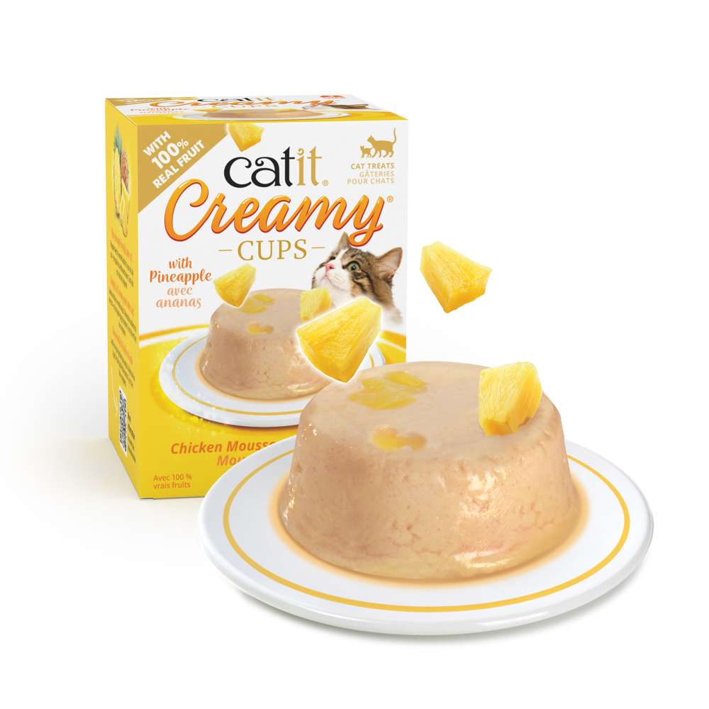 Verpackung und das ausgepackte Futter von "Catit Creamy Cups" der Sorte "Huhn & Ananas".