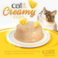 Die "Catit Creamy Cups" der Sorte "Huhn & Ananas" in Nah-Ansicht. Eine Katze schaut neugierig.