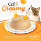 Die "Catit Creamy Cups" der Sorte "Huhn & Mango" in Nah-Ansicht. Eine Katze schaut neugierig.