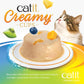 Die "Catit Creamy Cups" der Sorte "Mix Pack" in Nah-Ansicht. Eine Katze schaut neugierig.