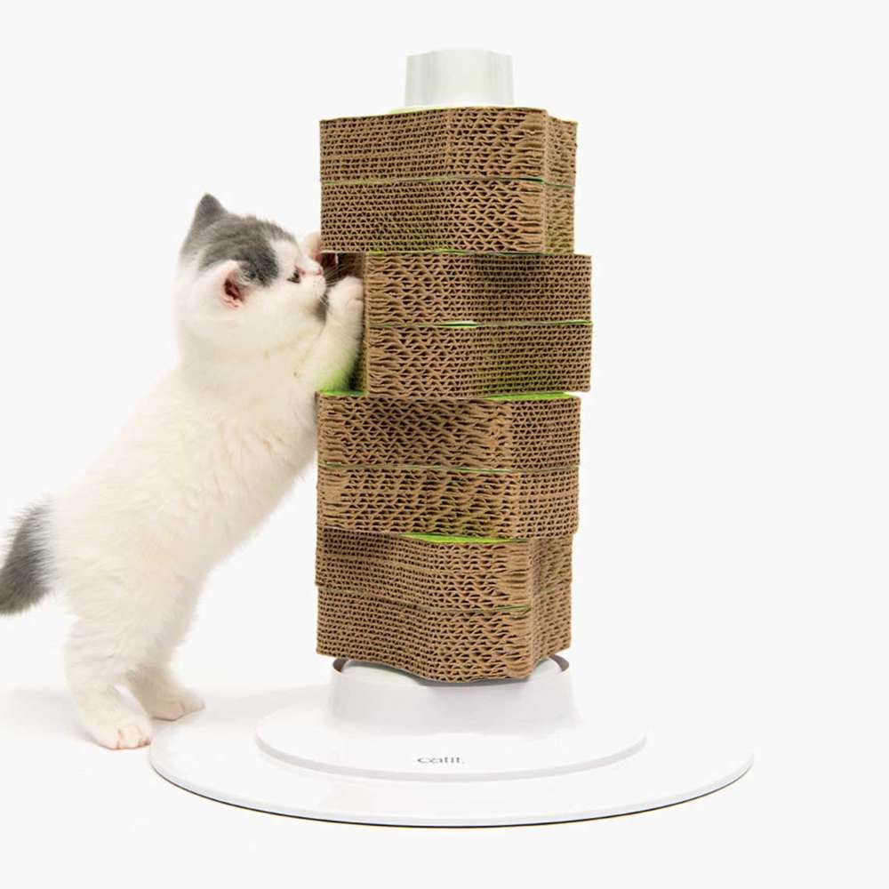 Eine Katze kratzt am aufgebauten "Catit Senses Kratzbaum".
