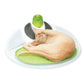 Eine Katze spielt mit dem Catit Senses Wellness Center