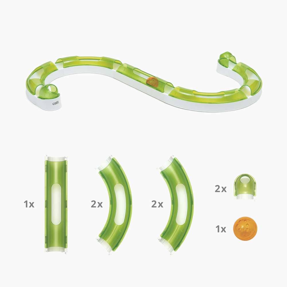 Zusammengebaute S-förmige grüne Spielschiene mit Ball und darunter die Einzelteile: 1x Gerade, 2x Kurve, 2x Bogen, 2x Endstück, 1x Ball.