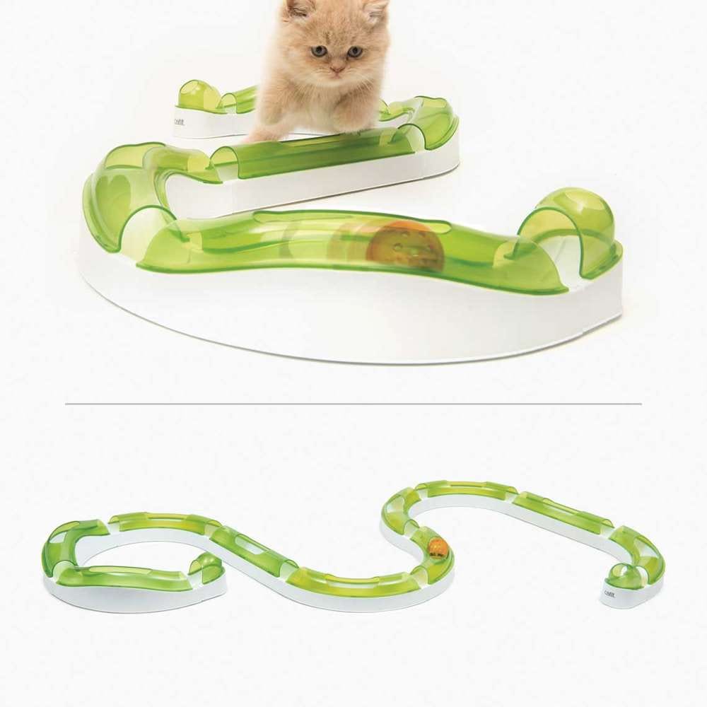 Katze spielt mit langer grüner Catit Senses Super Circuit Spielschiene.