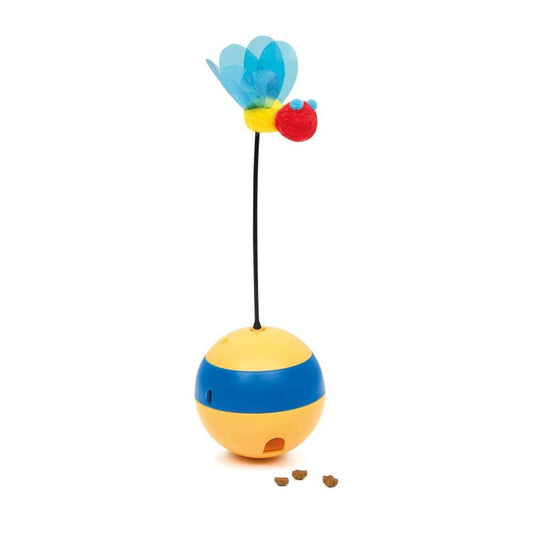 Das "Catit Play Bienenspielzeug" steht auf dem Boden. Etwas Trockenfutter kam aus der Öffnung heraus.