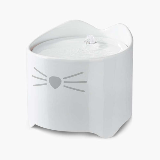 Weißer Catit PIXI Keramik-Trinkbrunnen mit sprudelndem Wasser.