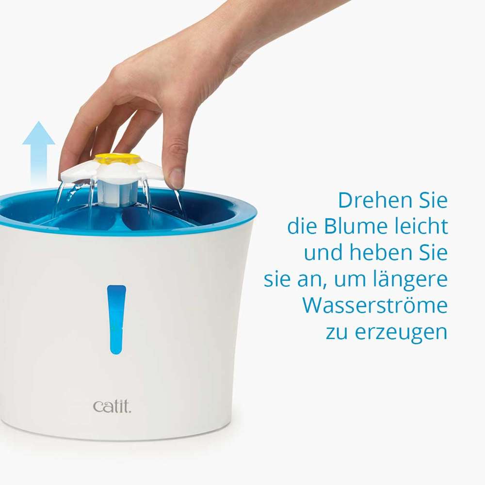 Drehen Sie die Blume leicht und heben Sie sie an, um längere Wasserströme zu erzeugen.