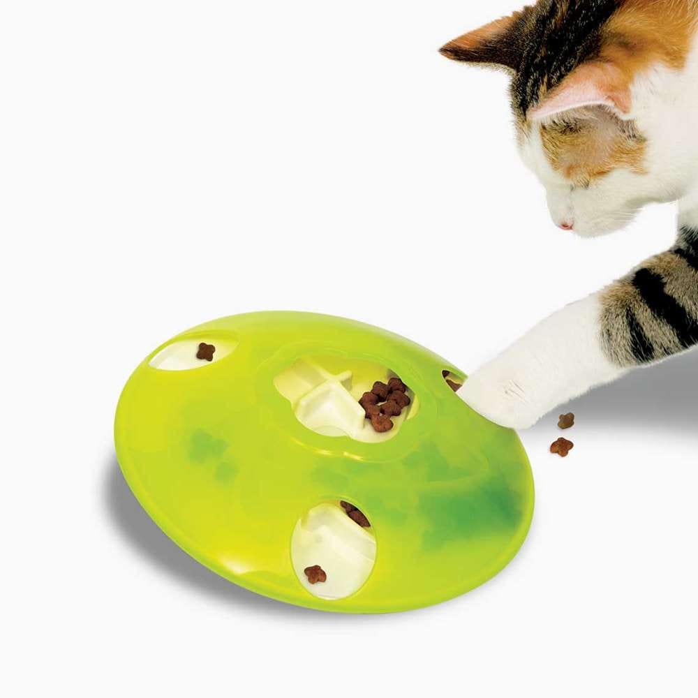Katze spielt mit "Catit Play Leckereien-Kreisel"