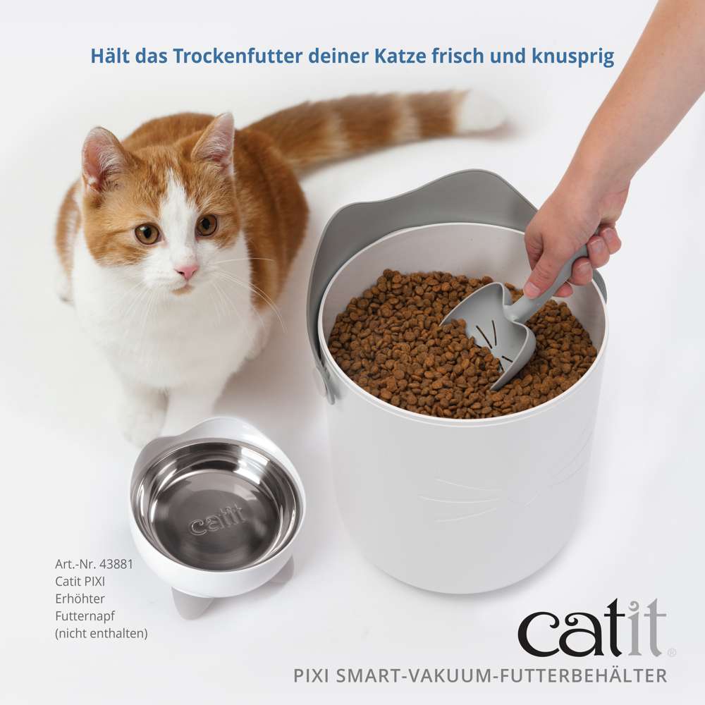 Hält das Trockenfutter deiner Katze frisch und knusprig, Katze schaut zu, Hand schaufelt Futter in Napf.