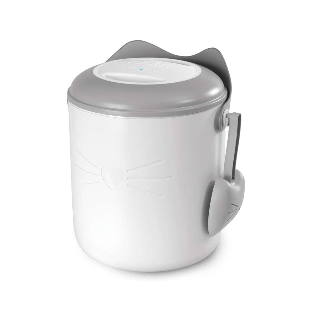 Weißer Catit PIXI Smart Vacuum Food Container mit Katzenohren, grauer Schaufel und grauem Deckel.
