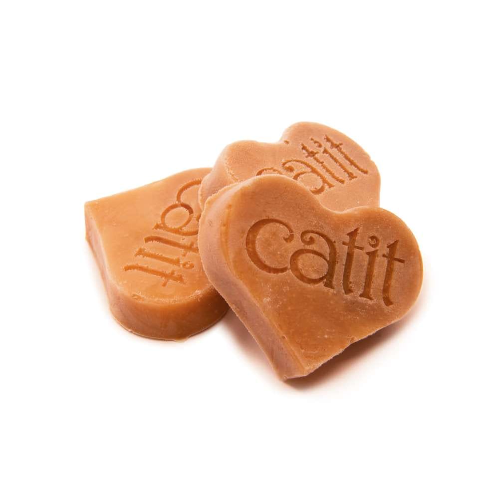 Drei gefrorene Leckerli-Cremes in Herzform mit Catit-Aufdruck.