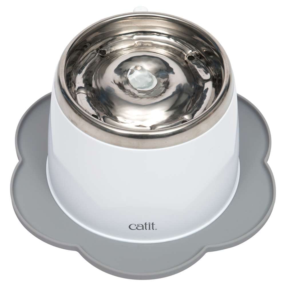Die graue "Catit Unterlegmatte BLUME" liegt unter einem Trinkbrunnen.