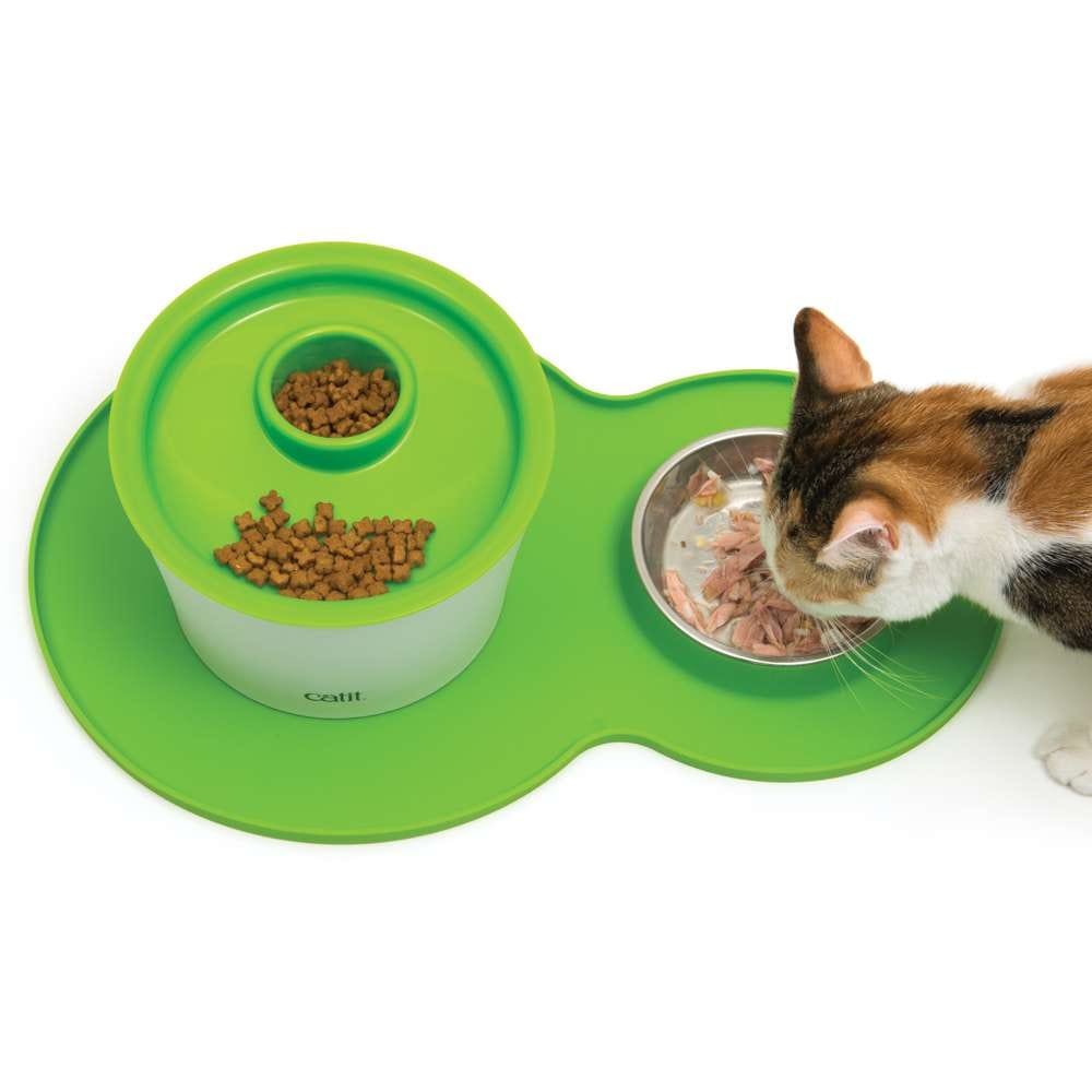 Grüne Catit Erdnuss-Unterlegmatte mit Edelstahlnapf und Trinkbrunnen, Katze frisst.