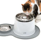Graue Catit Erdnuss-Unterlegmatte mit Napf und Trinkbrunnen. Katze trinkt.