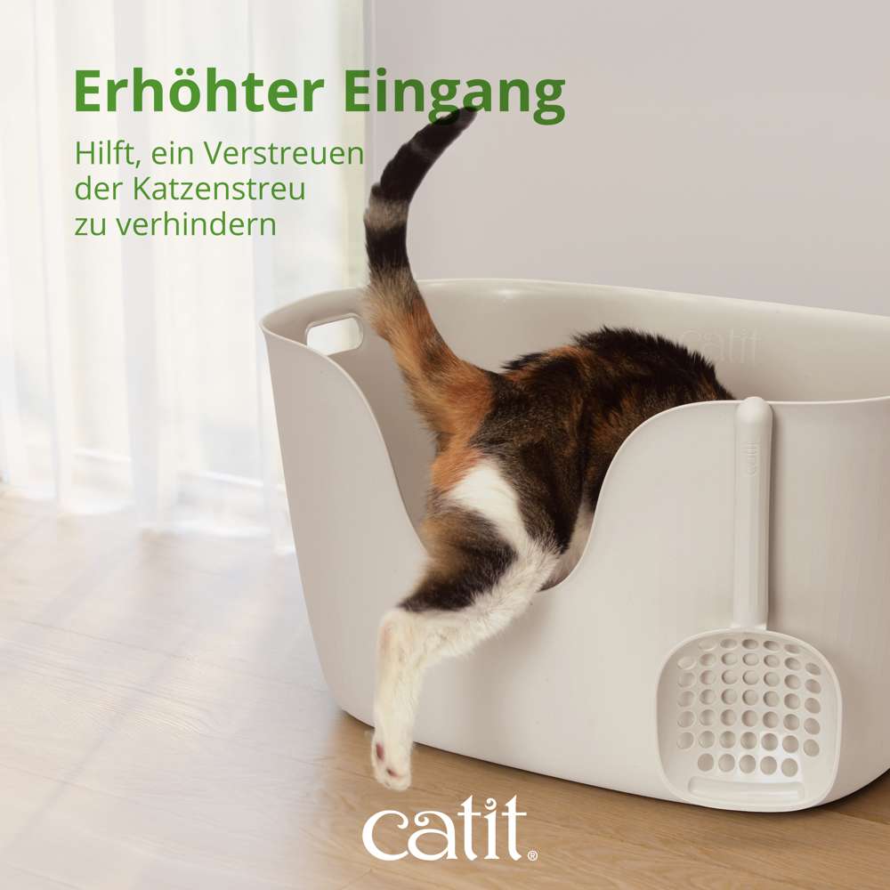 Erhöhter Eingang hilft, ein Verstreuen der Katzenstreu zu verhindern, Katze klettert hinein.