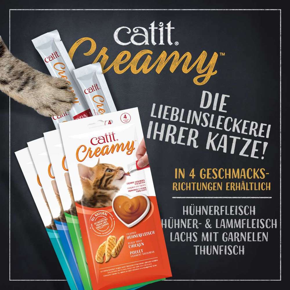 Eine Katzenpfote zieht eine Tüte mit Leckerli-Creme aus der Verpackung.