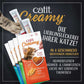Eine Katzenpfote zieht eine Tüte mit Leckerli-Creme aus der Verpackung.