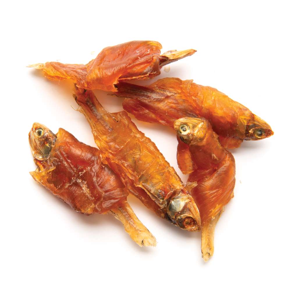 Mehrere getrocknete Fisch-Wraps mit Hühnerfleisch.