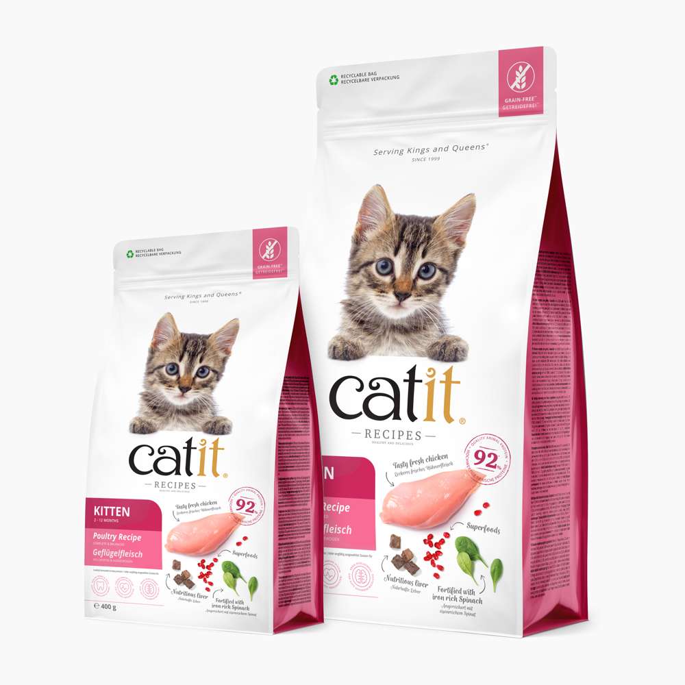 Beide Verpackungen des Trockenfutters für Katzen "Catit Recipes – KITTEN / Geflügelfleisch" stehen nebeneinander.