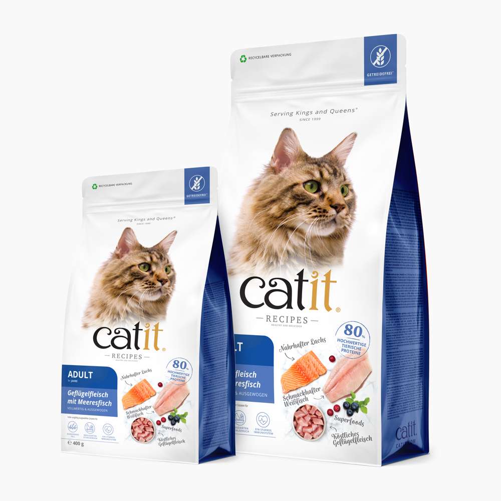 Die beiden Verpackungen des Trockenfutters für Katzen "Catit Recipes – ADULT Geflügelfleisch mit Meeresfisch" stehen nebeneinander.