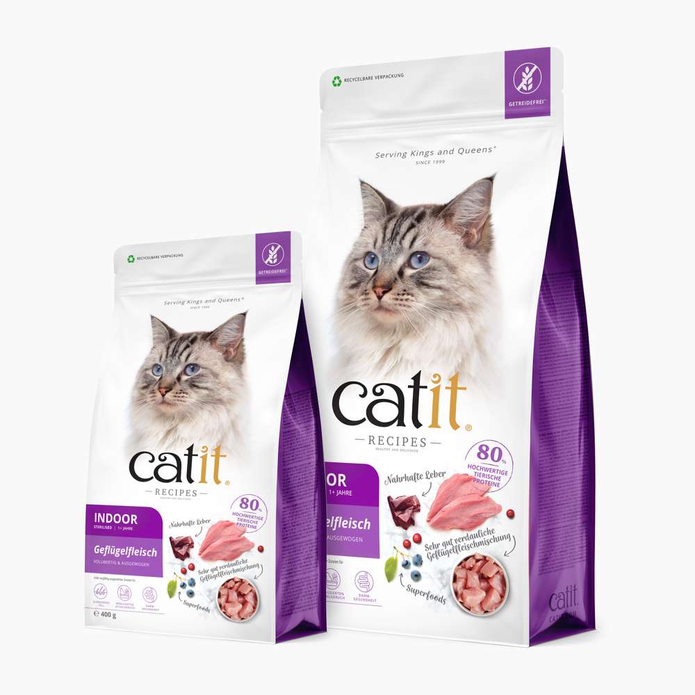 Die beiden Verpackungen des Trockenfutters für Katzen "Catit Recipes – INDOOR Geflügelfleisch" stehen nebeneinander.