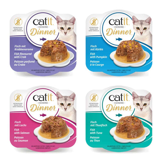 Vier Catit Cuisine Dinner Verpackungen mit Fisch-Varianten: mit Thunfisch, Lachs, Kürbis, Krabbenaroma, Katzen und Futter.