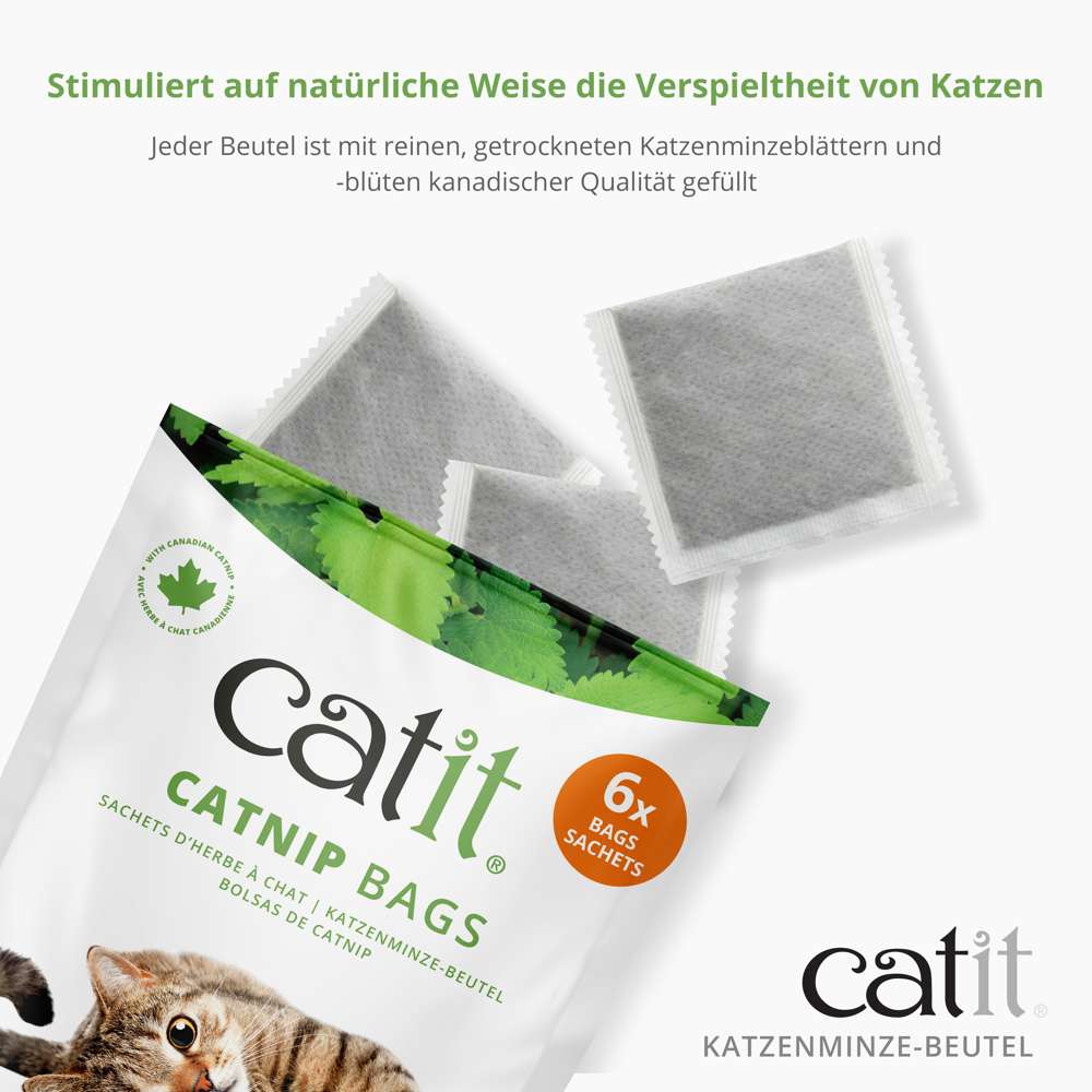 Geöffneter weißer Katzenminze-Beutel der Marke Catit mit grünem Blättermotiv und zwei herausgenommenen, quadratischen Beuteln aus Stoff.