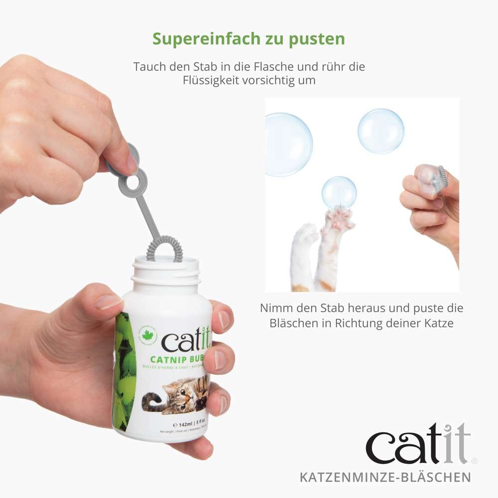 Supereinfach zu pusten. Tauch den Stab in die Flasche und rühr die Flüssigkeit vorsichtig um. Nimm den Stab heraus und puste die Bläschen in Richtung deiner Katze.