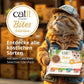 Entdecke alle Sorten mit Catit Bites Selection 12er-Pack Katzenfutter, Katze mit Cap hält Verpackung.