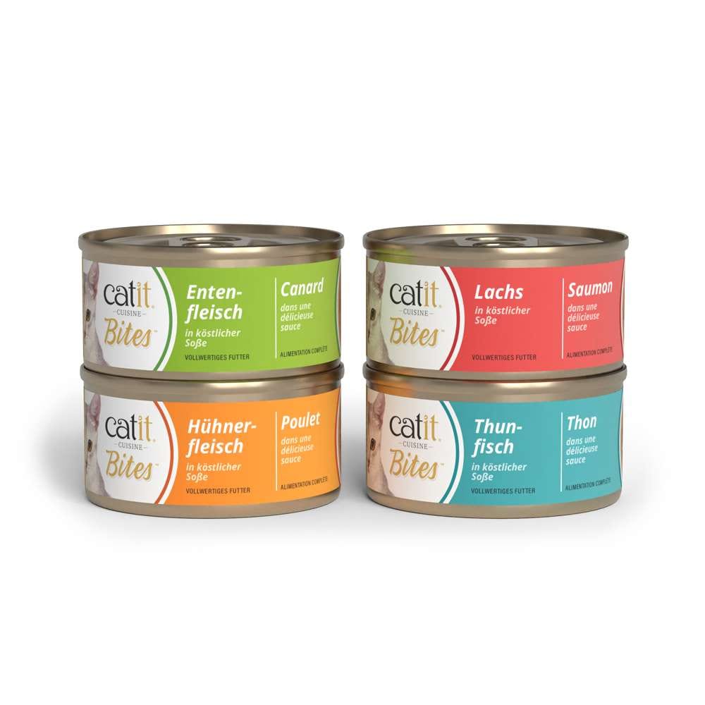 Vier Verpackungen von "Catit Cuisine Bites" von den vier Geschmacksrichtungen Entenfleisch, Hühnerfleisch, Thunfisch und Lachs.