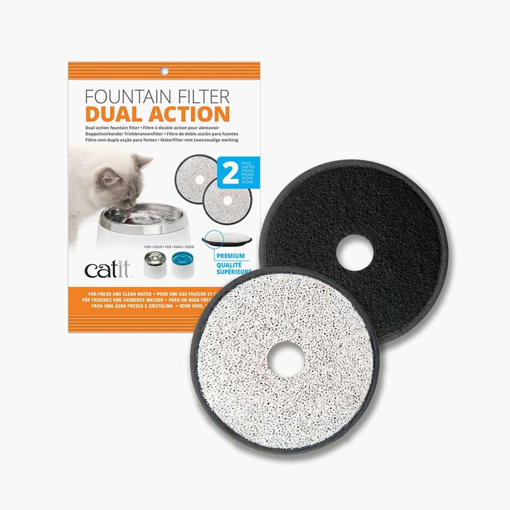 Catit Doppeltwirkender Trinkbrunnen Filter, 2 Stück. Verpackung und zwei ausgepackte Filter-Einsätze.