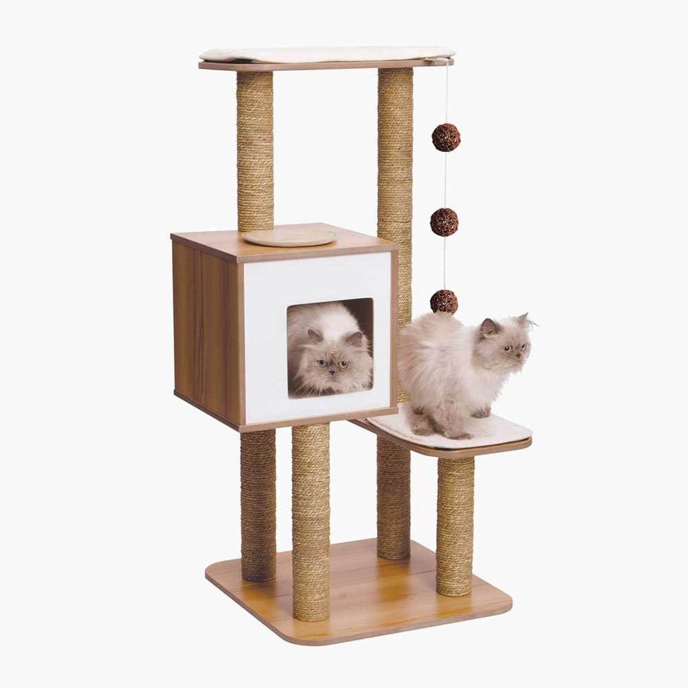 Zwei Katzen spielen auf einem zusammengebauten Kratzbaum "Catit Vesper High Base, Walnuss"