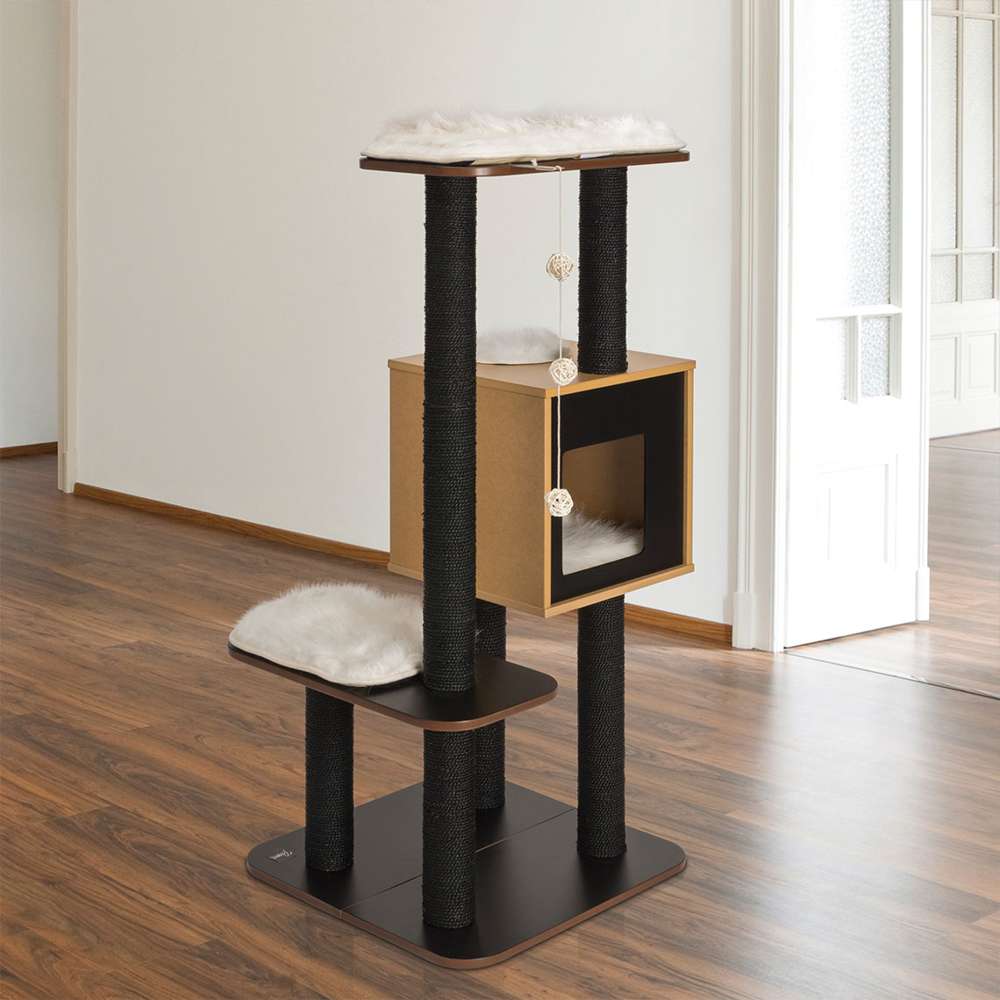 Schwarzer Catit Vesper High Base Kratzbaum in Raum.