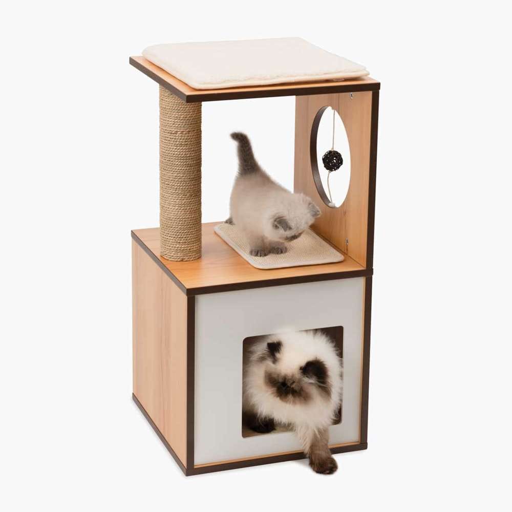 Auf dem Kratzbaum namens "Vesper Box Small, Walnuss" sind zwei Katzen. Die untere Katze komm aus der Höhle heraus. Die obere Katze kratzt auf der Kratzfläche.