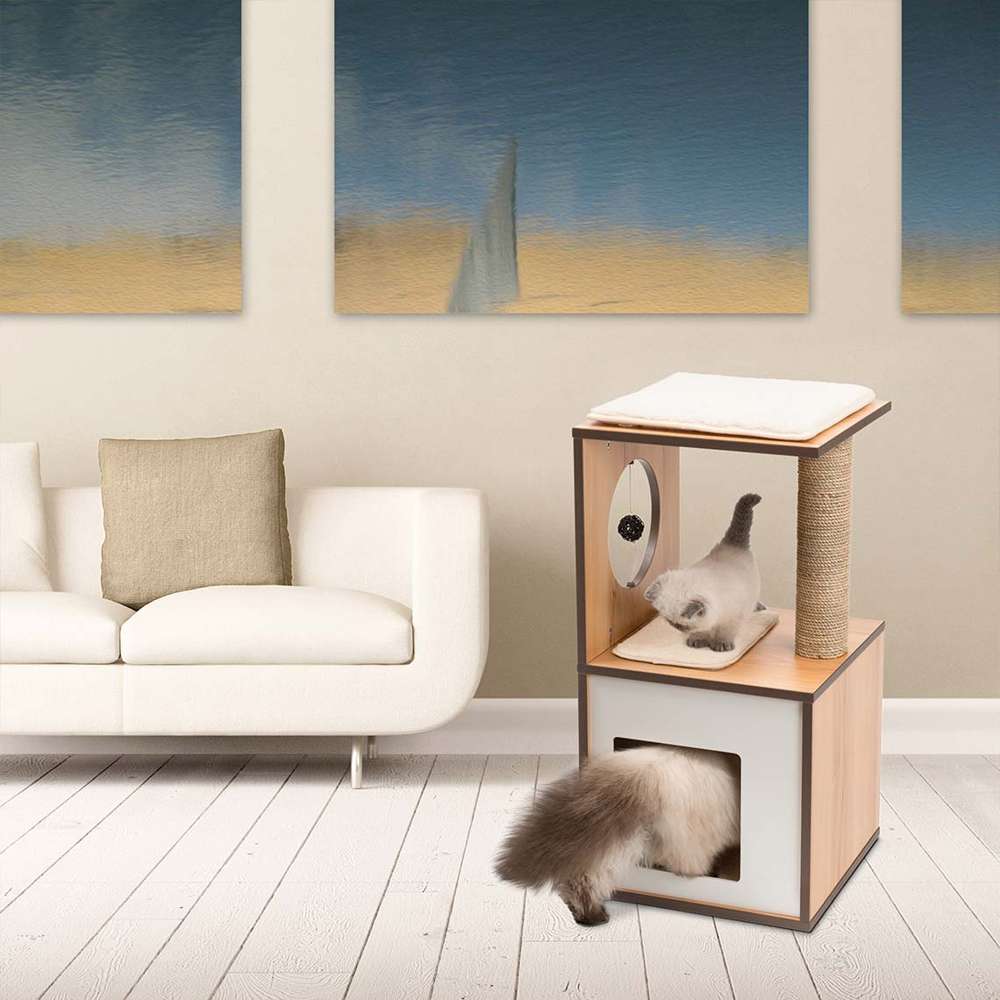 Auf dem Kratzbaum namens "Vesper Box Small, Walnuss" sind zwei Katzen. Die untere Katze geht in die Höhle hinein. Die obere Katze kratzt auf der Kratzfläche.
