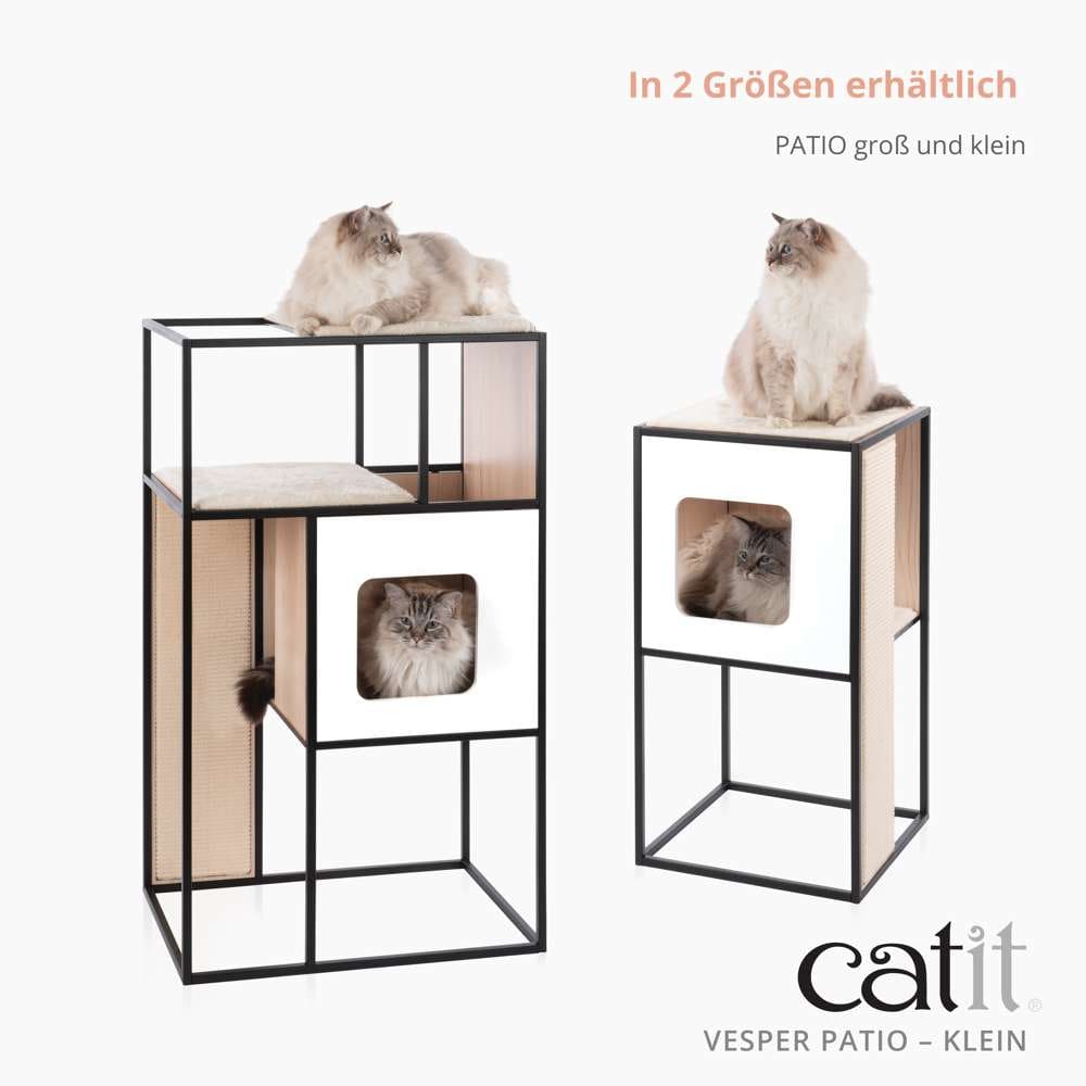 Hier stehen das kleine und das große "Catit Vesper Patio" nebeneinander und Katzen befinden sich auf beiden.