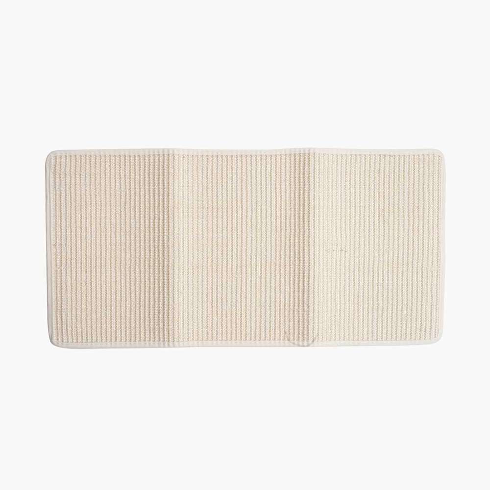 Beige Sisal-Kratzmatte.