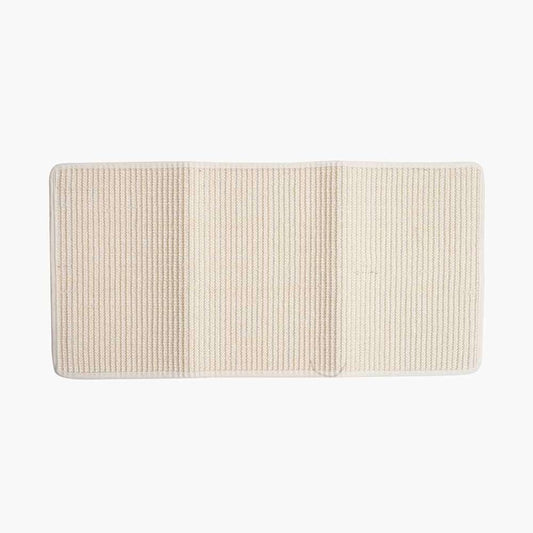 Beige Sisal-Kratzmatte.